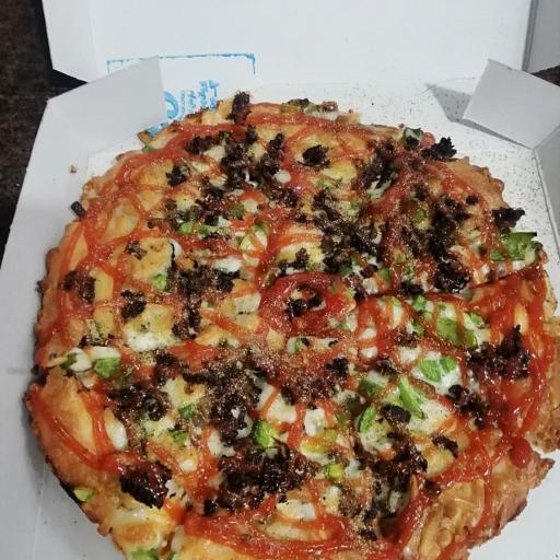 عکس پیتزا و همبرگر جوان