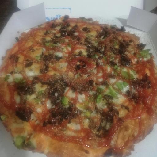 عکس پیتزا و همبرگر جوان