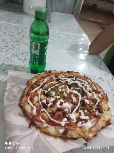 عکس پیتزا و همبرگر جوان