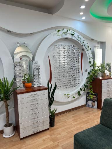 عکس اپتومتریست نسیبه نادری