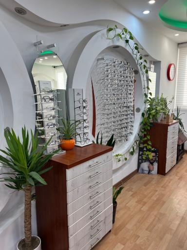 عکس اپتومتریست نسیبه نادری