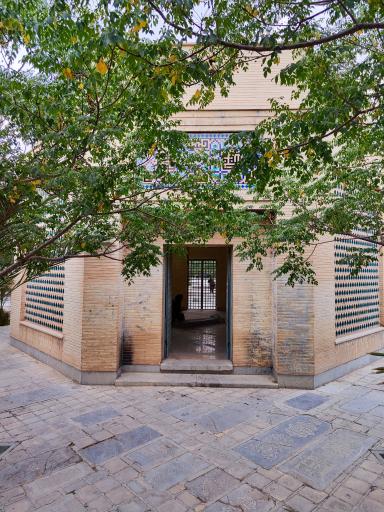 عکس آرامگاه جهانگیر خان قشقایی