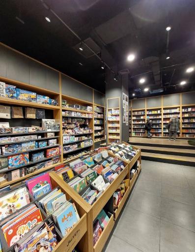 عکس کتاب‌فروشی بوک‌لند