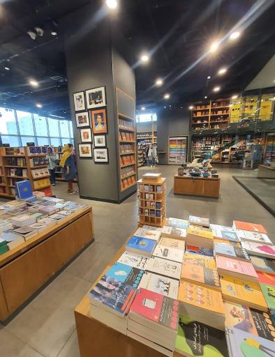 عکس کتاب‌فروشی بوک‌لند