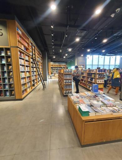 عکس کتاب‌فروشی بوک‌لند