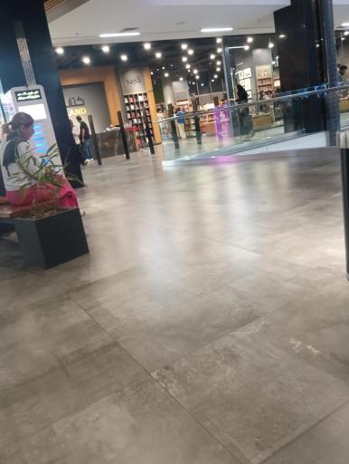 عکس کتاب‌فروشی بوک‌لند