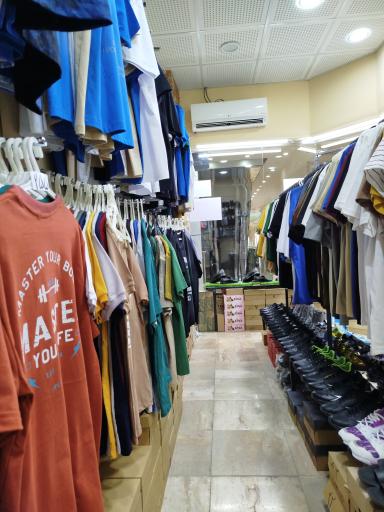 عکس فروشگاه لباس و کتونی پاقدم