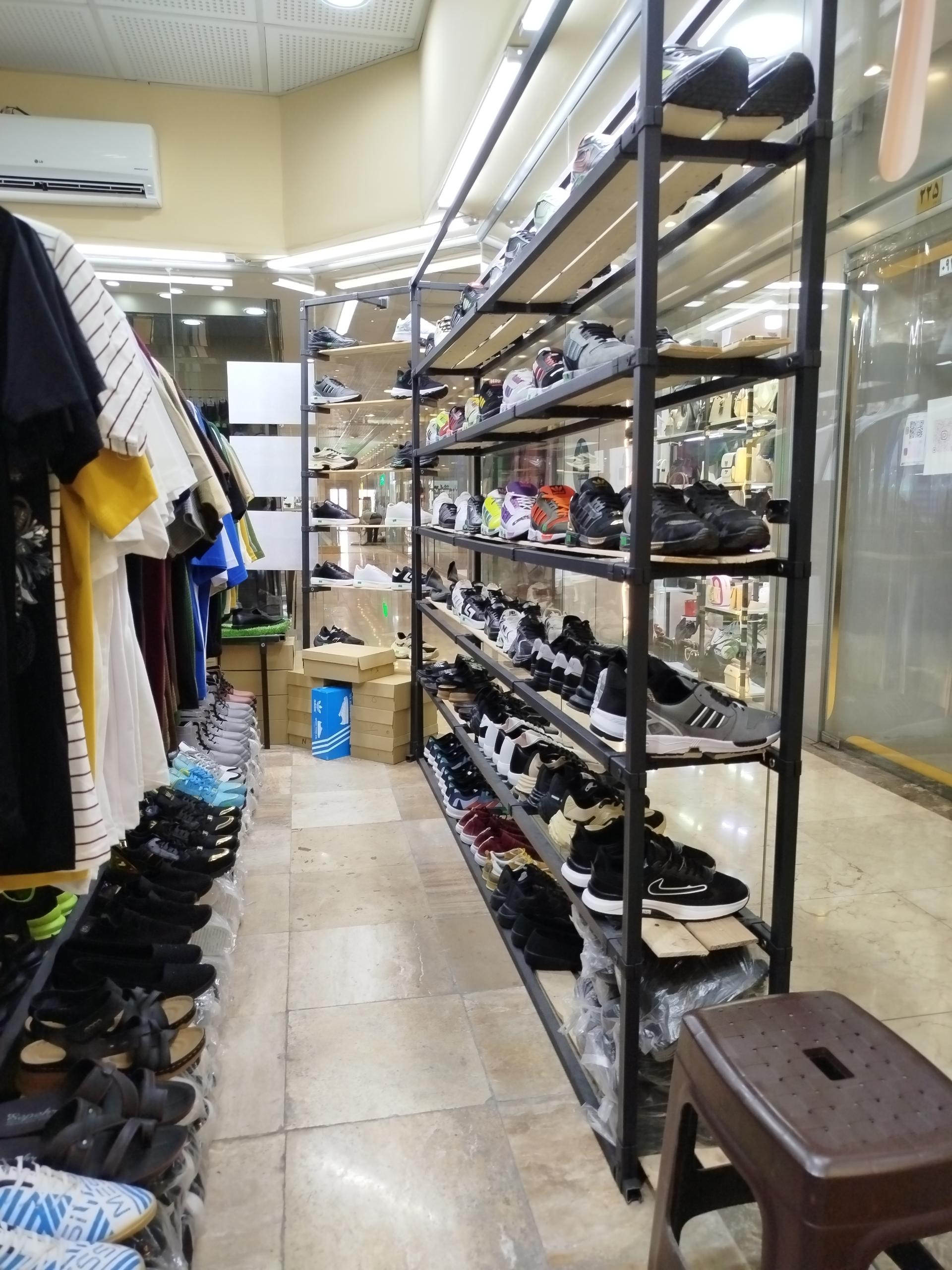 عکس فروشگاه لباس و کتونی پاقدم