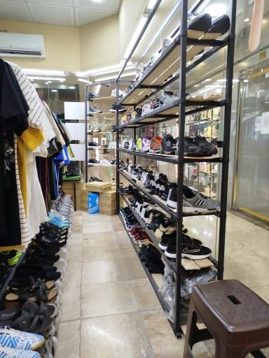 عکس فروشگاه لباس و کتونی پاقدم