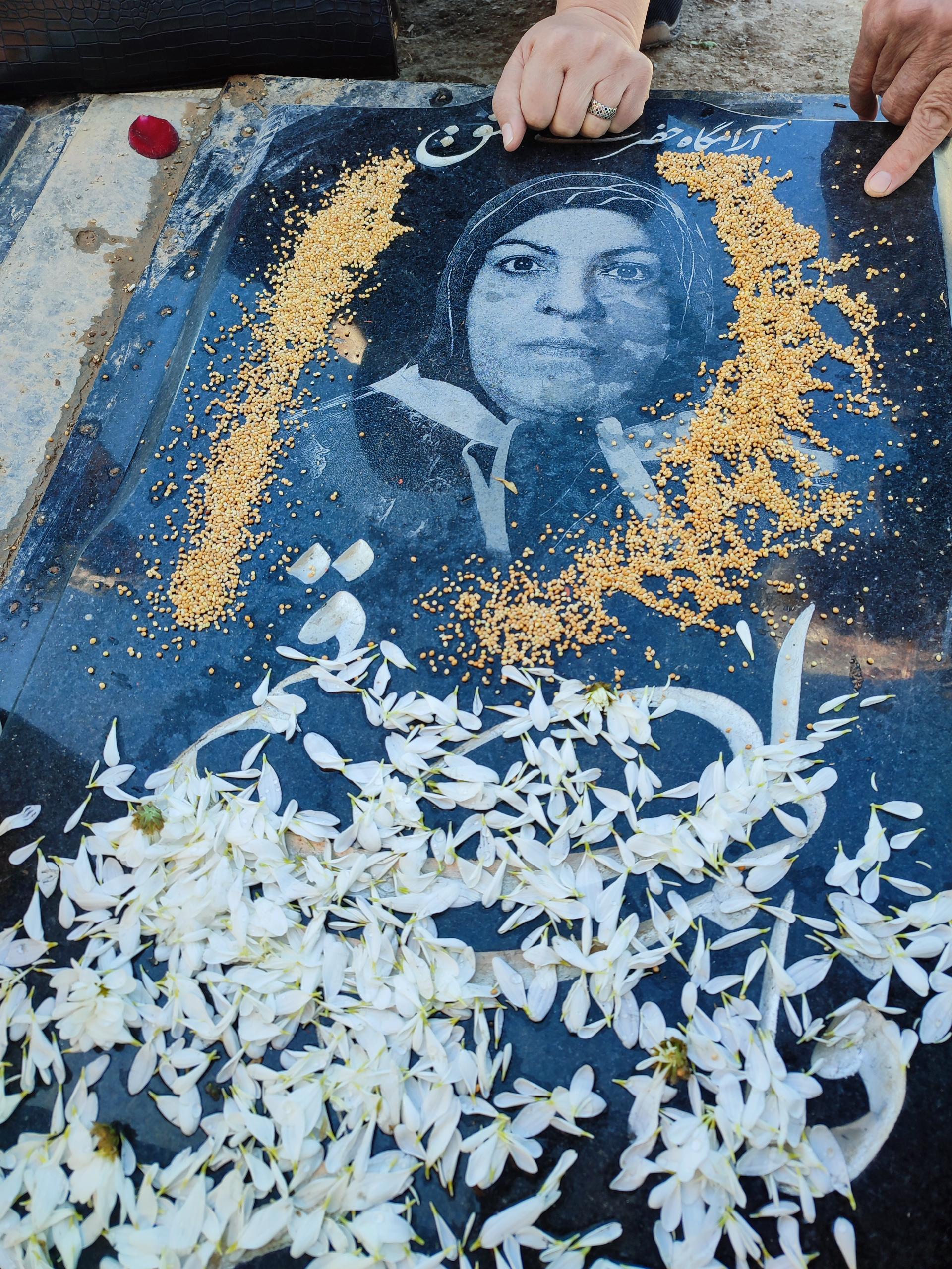 عکس مزار فاطمه قمی