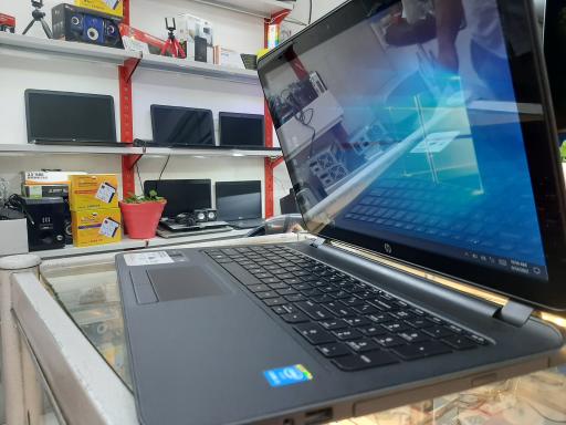 عکس فروشگاه لپ تاپ معلم