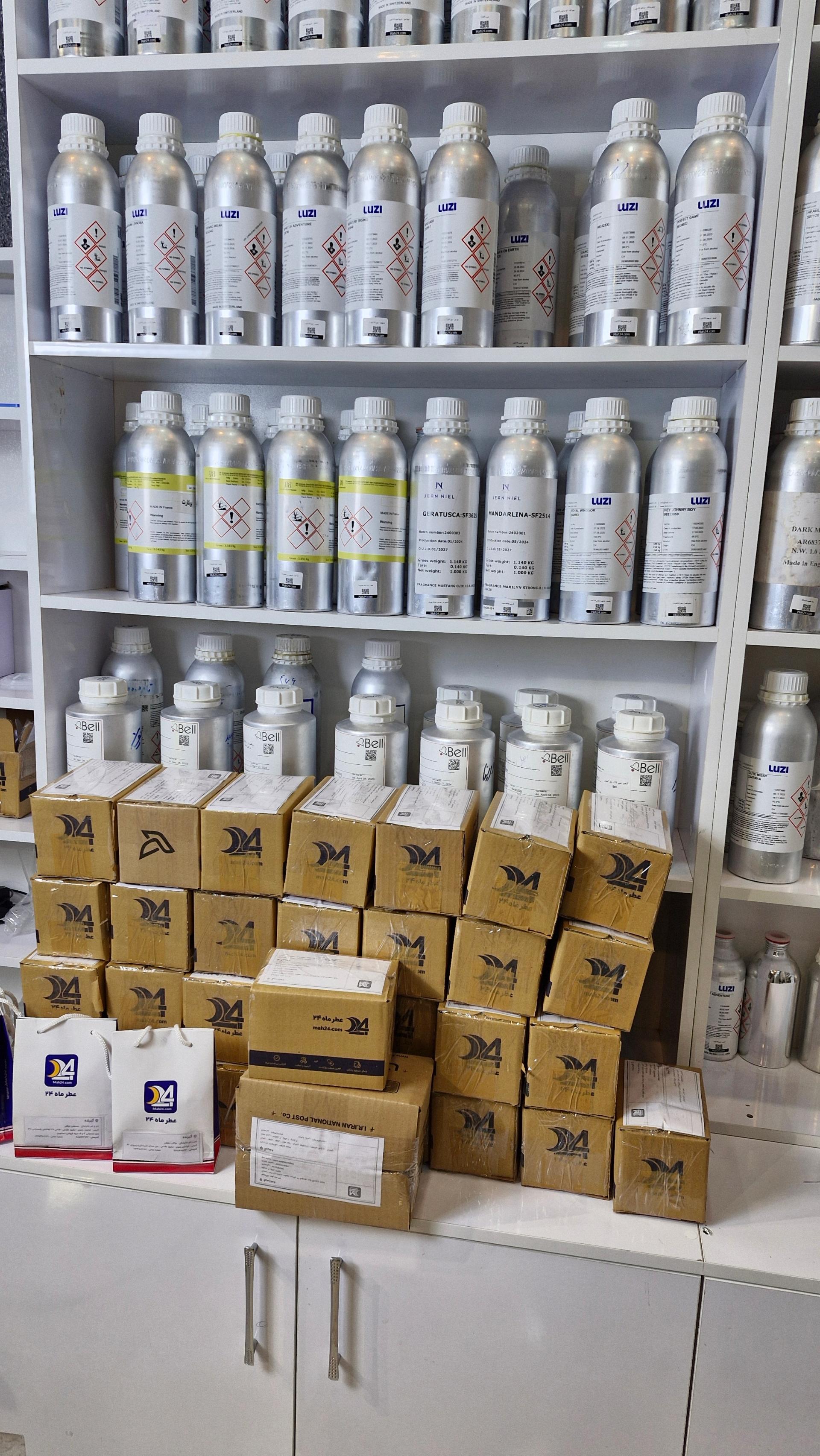 عکس فروشگاه عطر ماه ۲۴
