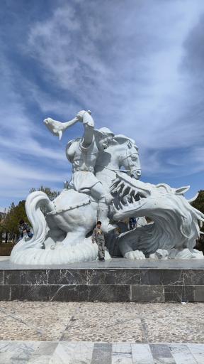 عکس تندیس و مجسمه جنگ رستم با اژدها