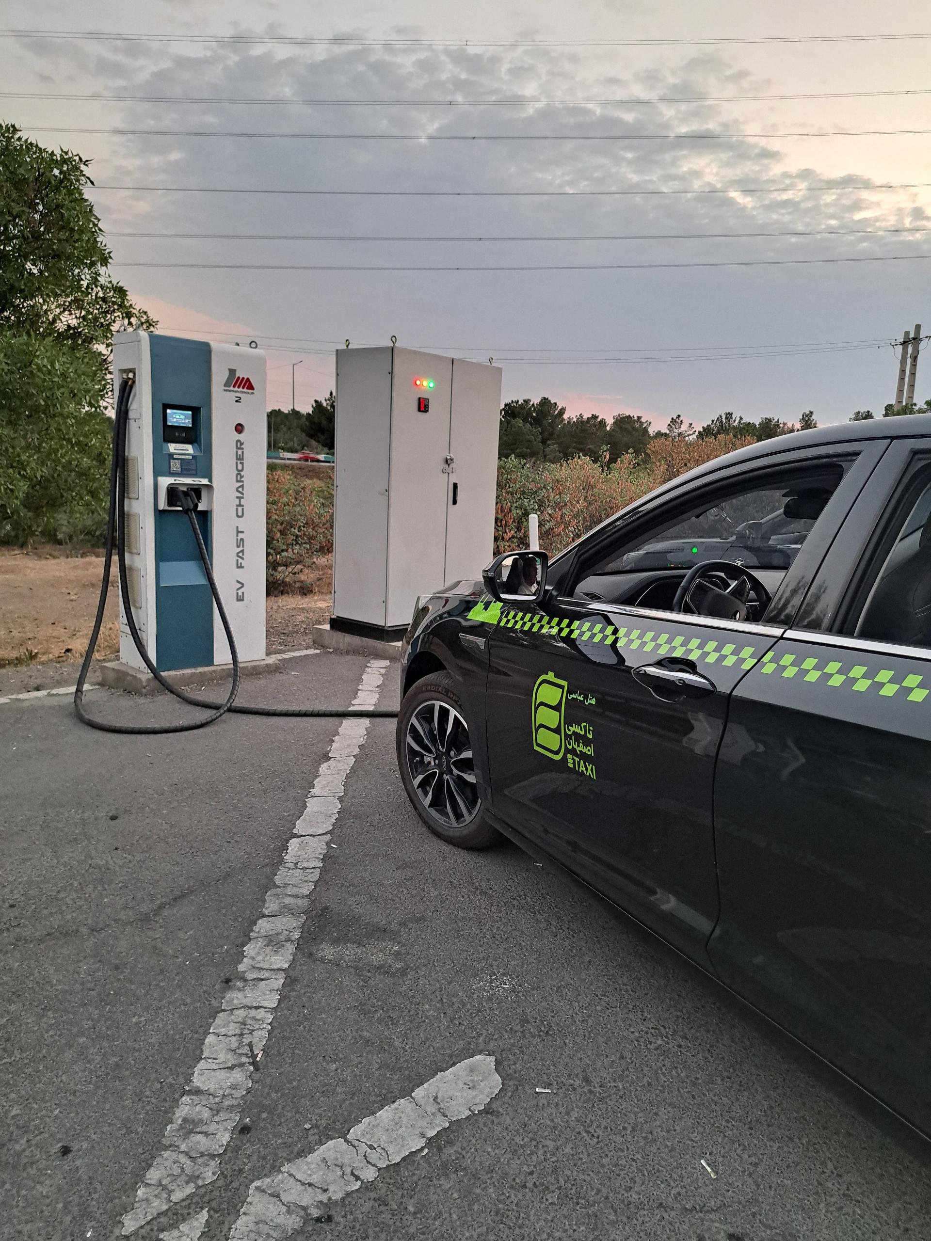 عکس ایستگاه شارژ پارک جنگلی یاس فاطمی