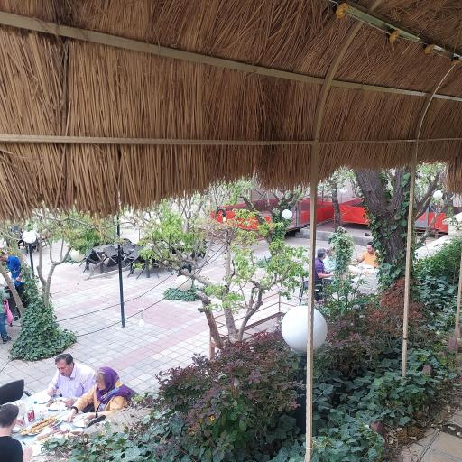 عکس باغ رستوران یاقوت