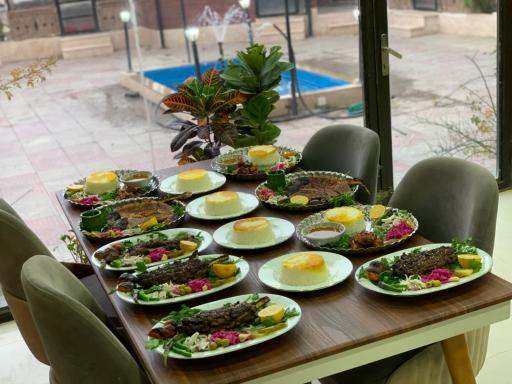 عکس رستوران و باغچه سنتی تاج محل