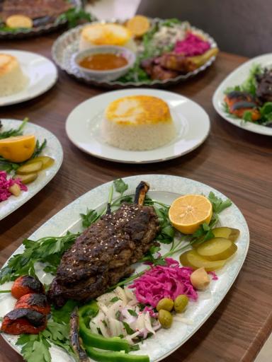 عکس رستوران و باغچه سنتی تاج محل