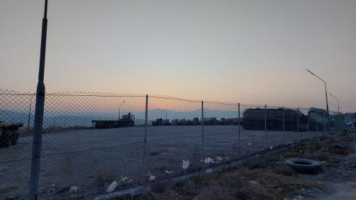 عکس پارکینگ کامیون کارخانه سیمان لوشان