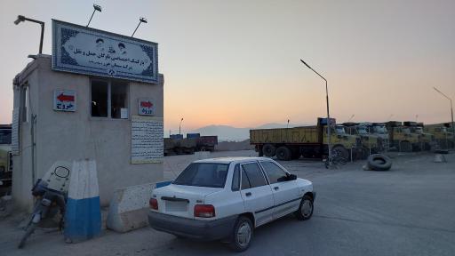 عکس پارکینگ کامیون کارخانه سیمان لوشان