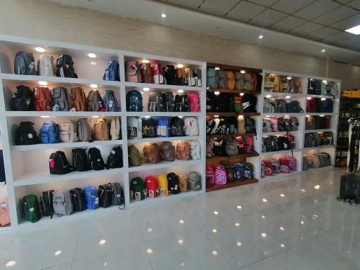 عکس فروشگاه کیف و کفش توت‌فرنگی