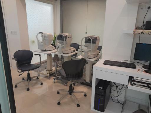 عکس دکتر نیک اندیش متخصص چشم پزشکی