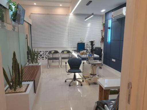 عکس دکتر نیک اندیش متخصص چشم پزشکی