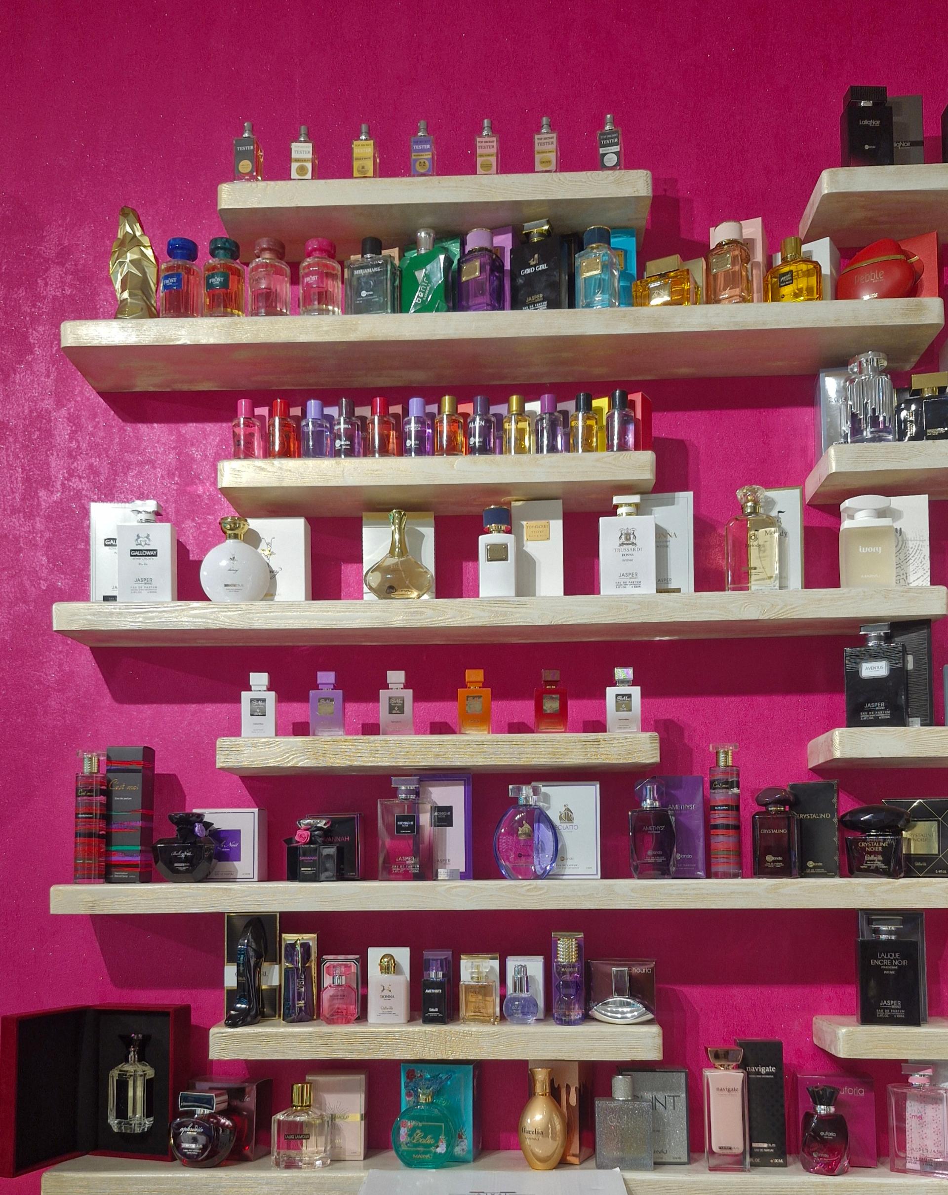 عکس فروشگاه آرایشی بزک دوزک