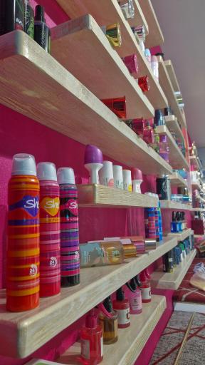 عکس فروشگاه آرایشی بزک دوزک