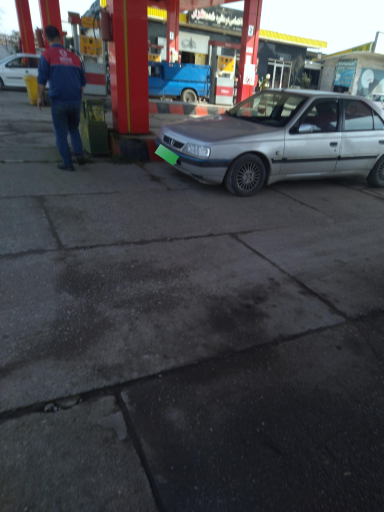 عکس جایگاه خدمتگزار (بنزین و CNG)