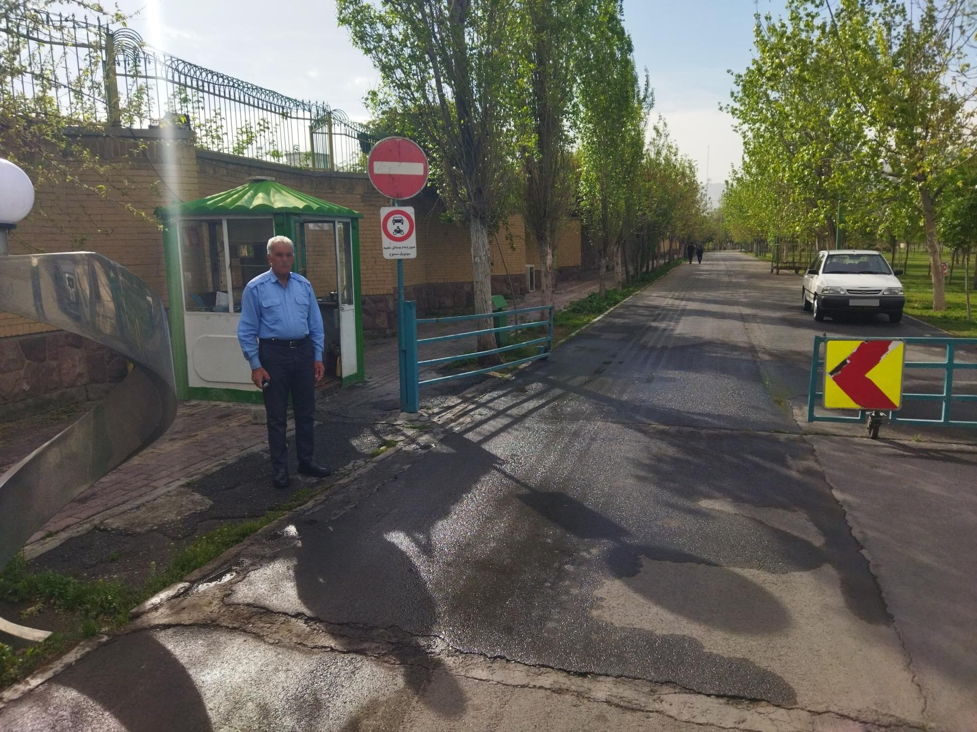 عکس درب ورودی و نگهبانی شماره 2 بوستان آزادگان