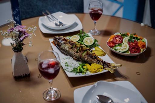 عکس کافه رستوران کشتی سفید