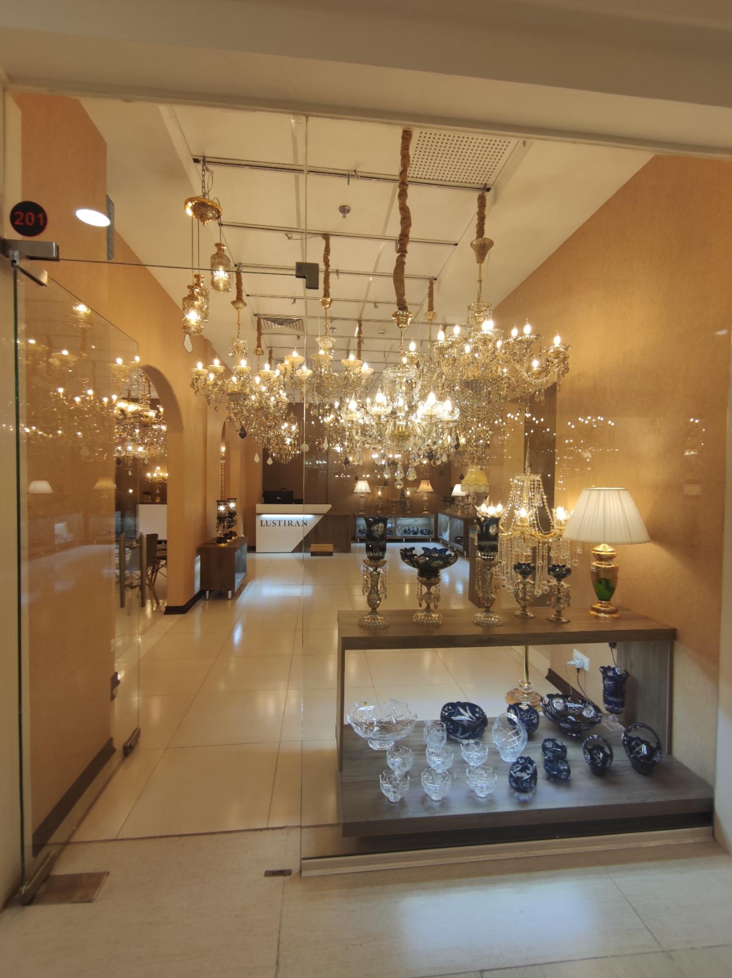 عکس فروشگاه لوستیران