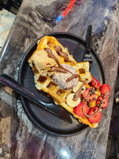 عکس کافه و شهر وافل راد