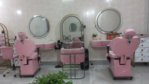 عکس سالن زیبایی صورتی