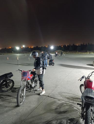 عکس آموزشگاه موتور سواری موتور اکس