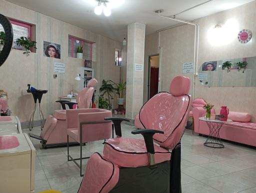 عکس سالن زیبایی صورتی
