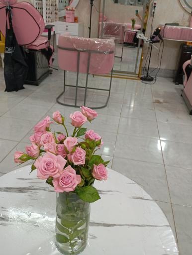 عکس سالن زیبایی صورتی