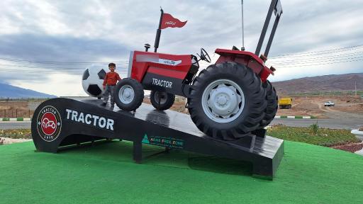 عکس میدان تراکتور