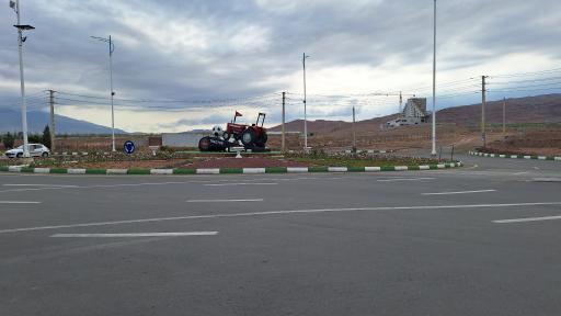 عکس میدان تراکتور