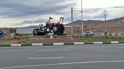 عکس میدان تراکتور