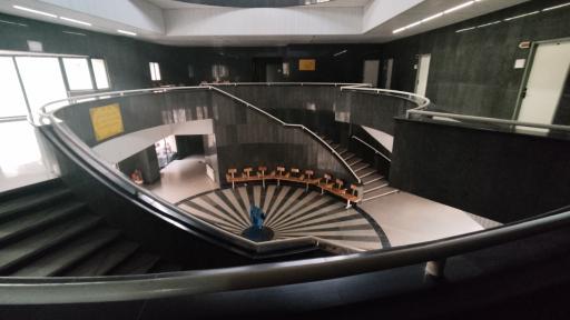 عکس دانشکده مهندسی مکانیک و صنایع