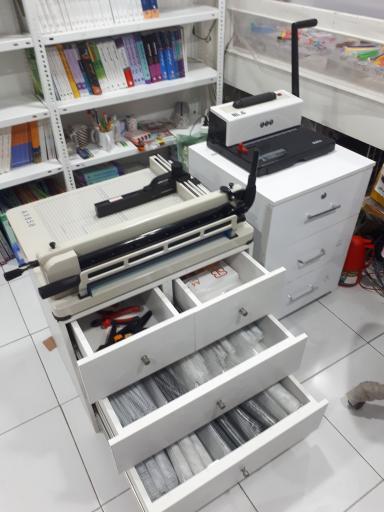 عکس کتابفروشی ملک