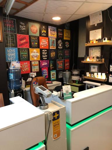 عکس اپل استور سعادت آباد