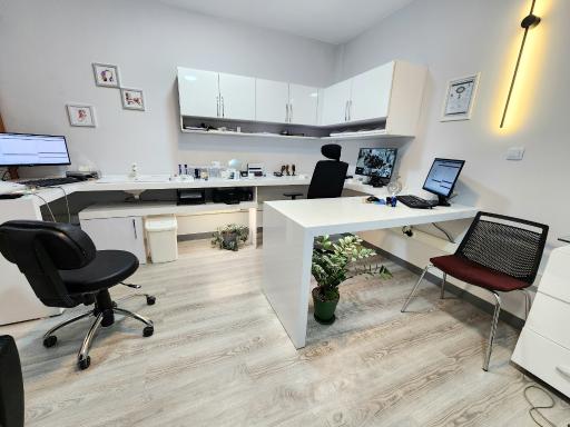 عکس شنوایی سنجی و تجویز سمعک آسمان اهواز