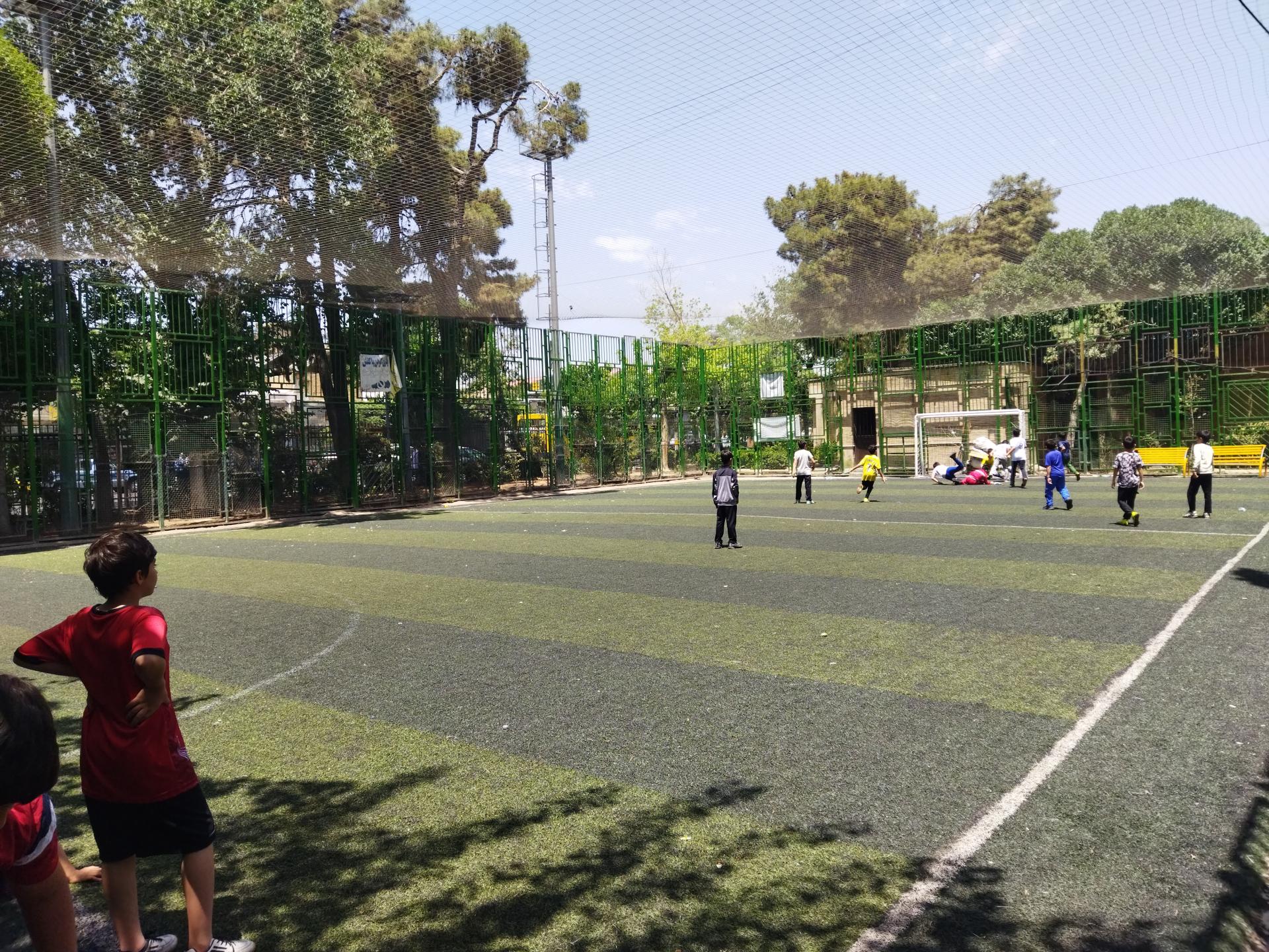 عکس چمن مصنوعی فوتبال بوستان کوثر