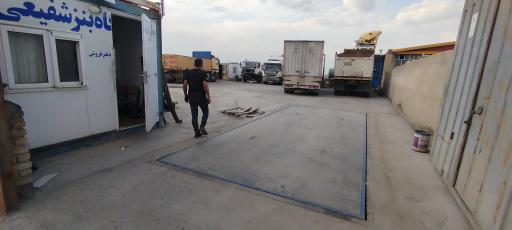 عکس گاراژ مکانیکی وصافکاری کامیون بنز