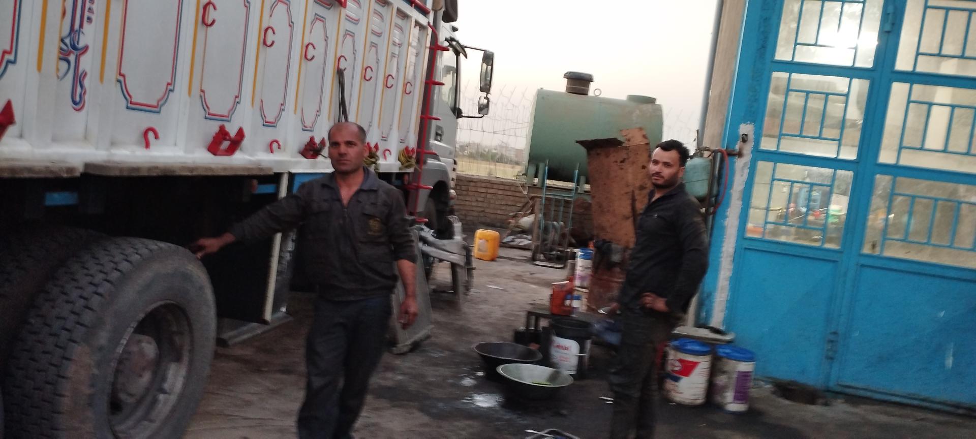 عکس گاراژ مکانیکی وصافکاری کامیون بنز