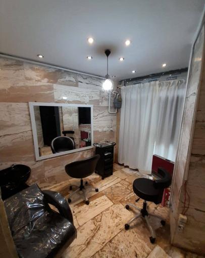 عکس آرایشگاه کلاسیک کوتاهی و رنگ تخصصی موی بانوان