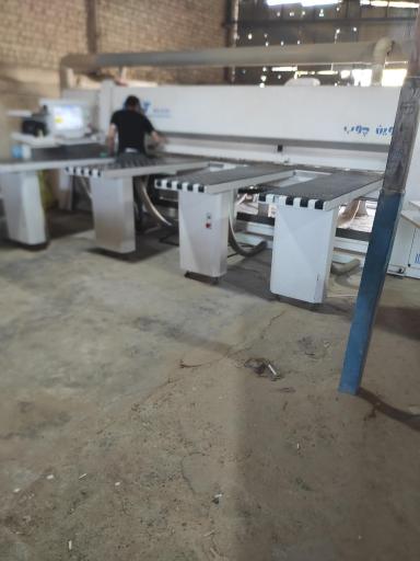 عکس خدمات برش باختر چوب