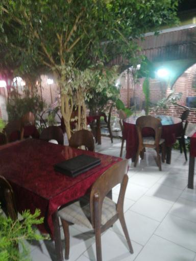 عکس رستوران سنتی برگ ریزان